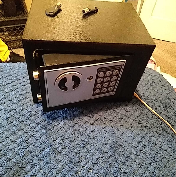 Safe - Picture 2 of 2